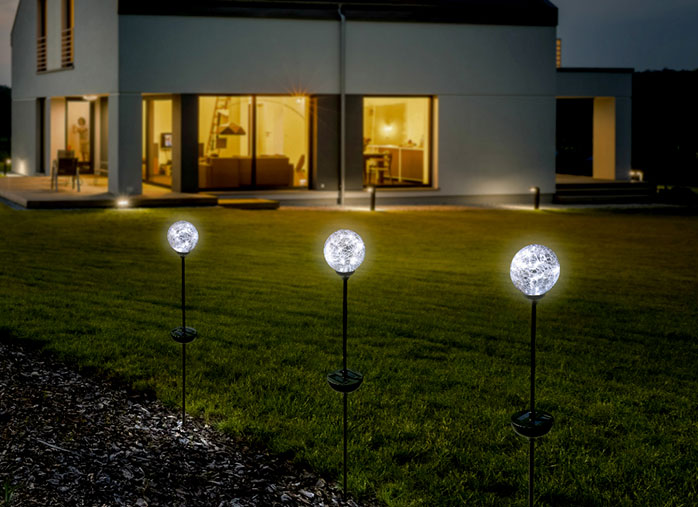 Des boules de lumière enchanteresses dans le jardin