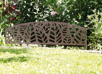 Une bordure métallique à planter, ornée de grandes feuilles très décoratives