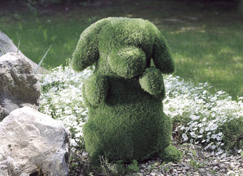 Artificial grass garden plush, decorative and ingenious. Sitting dog figurine