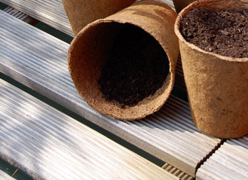100% compostable pots made of wood fiber and peat