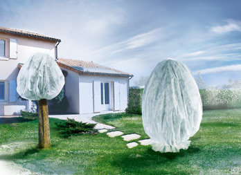 Non-woven fabric for the protection of plants from frost