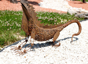 Iguane figuratif à poser dans les massifs, sur la terrasse ou à côté d'un bassin