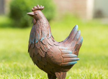Beeldje van een kip om op een koertje of op een grasperk te plaatsen