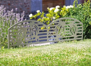 Bordure décorative à planter, arborant de jolies fleurs imposantes en toute fantaisie !