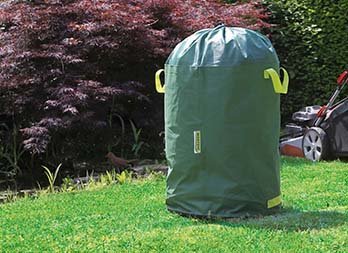 Self-standing waste bag with a rigid bottom