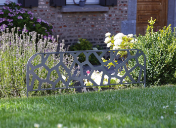 A border, inspired by the cairn, a beautiful interweaving of stones surmounted on top of each other