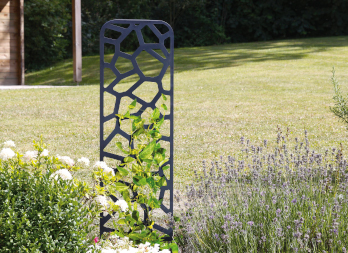 Un treillis à planter, inspiré du cairn, une belle imbrication de pierres surmontées les unes sur les autres