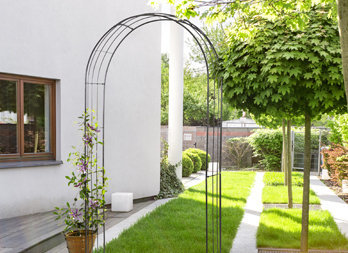 A decorative arch to customise the garden with elegance