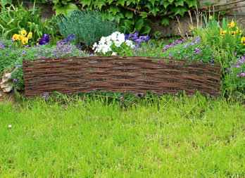 Decorative, natural wicker border